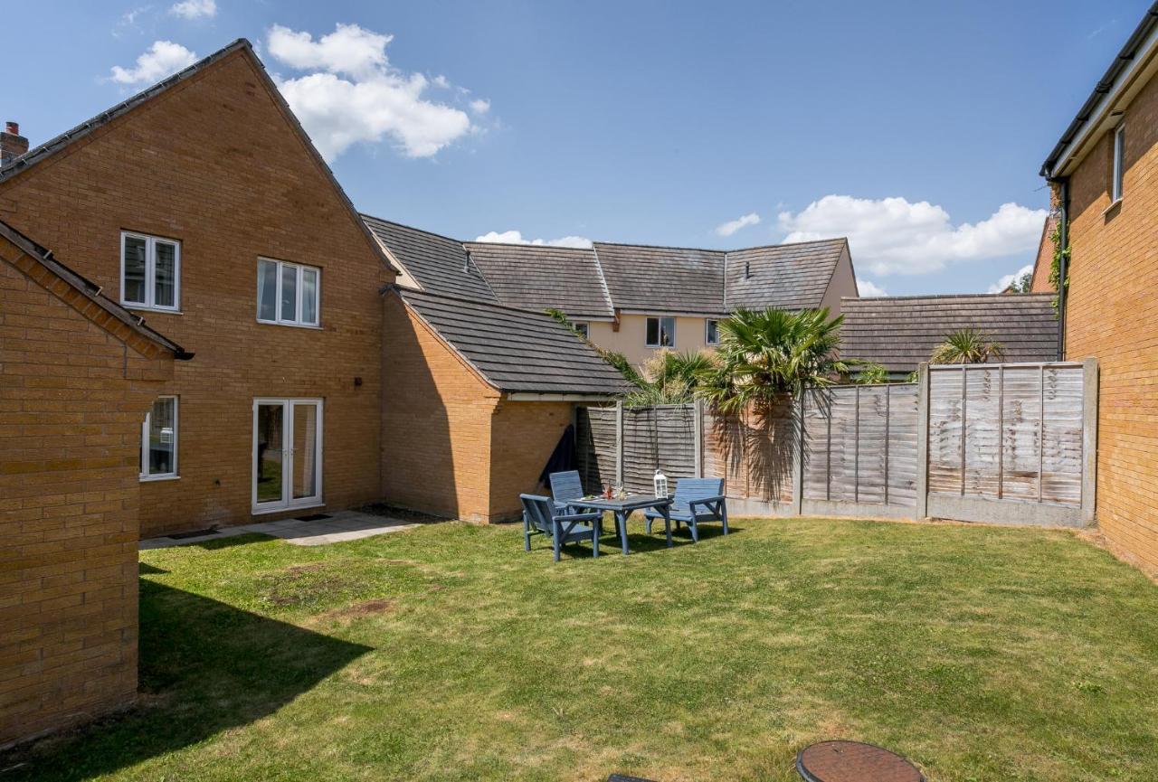Kvm - Highclere House For Large Groups With Parking By Kvm Stays Hampton Exterior photo